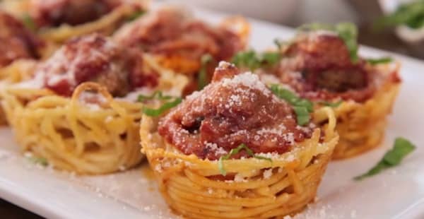 la recette des spaguettis à la viande servis comme des muffins