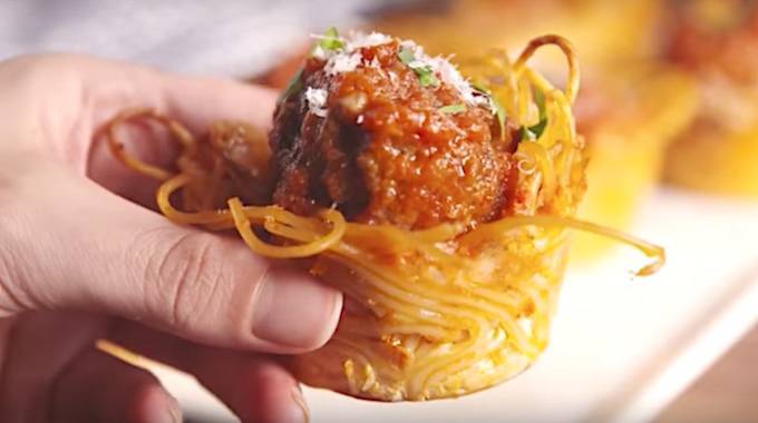 Enfin une Recette de Spaghettis aux Boulettes Qu'on Peut Manger Avec Les Doigts.