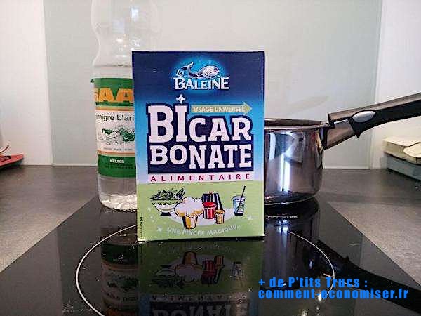 Utilisez du bicarbonate de soude et du vinaigre blanc récurer une casserole brûlée