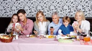 repas-famille-telephone