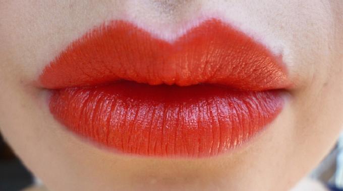 L'Astuce Surprenante Pour Avoir un Rouge à Lèvres Bien Net.