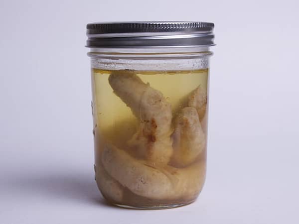 des saucisses dans un bocal pour faire peur à halloween