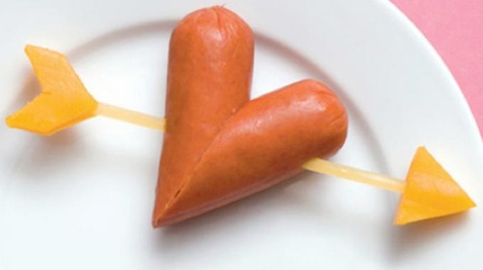 Voici Comment Faire des P'tites Saucisses en Forme de Coeur.