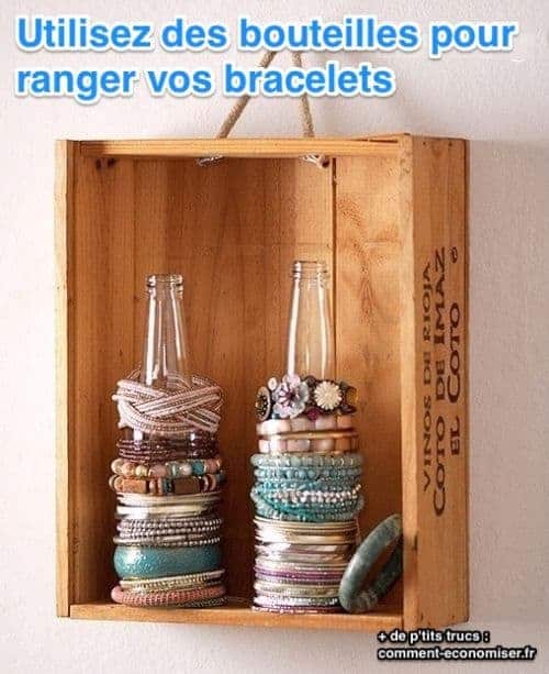 Une super astuce de rangement est d'utiliser des bouteilles vides pour ranger les bracelets.