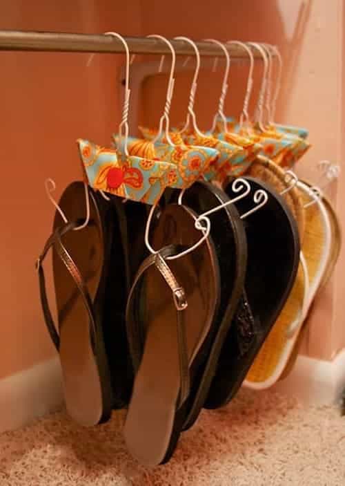 Une super astuce de rangement est d'utiliser des cintres en fil de fer pour ranger vos tongs.