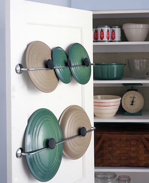 Une super astuce de rangement est d'utiliser un porte-serviette pour ranger les couvercles de casseroles.