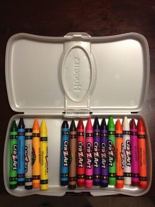 Une super astuce de rangement est d'utiliser une boîte de lingettes bébé pour ranger les crayons de coloriage.
