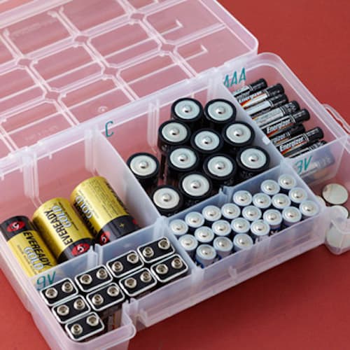 Une super astuce de rangement est d'utiliser une boîte de rangement de vis pour organiser les batteries.
