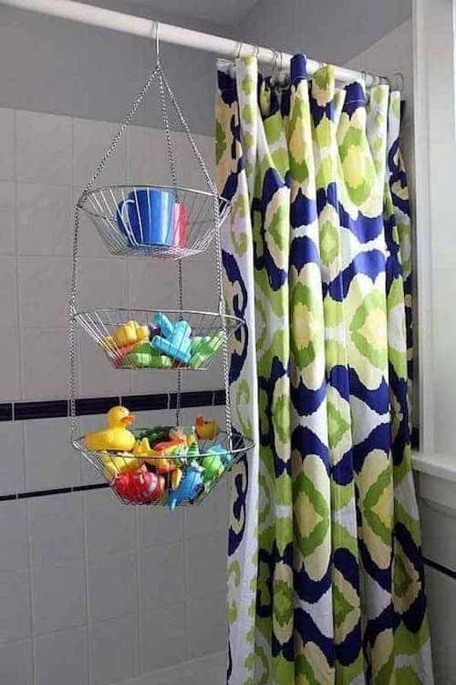Une super astuce de rangement est d'utiliser une corbeille à fruits pour sécher les jouets des enfants après leur bain.