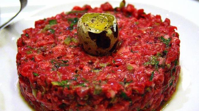 Entrée Festive à Faible Coût : Mon Tartare Aux Œufs de Caille et Tomates.