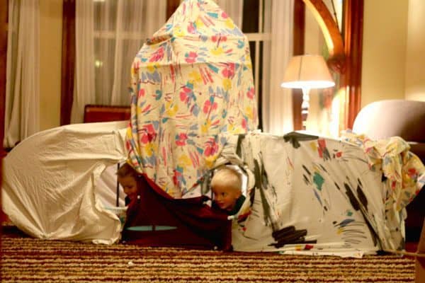 Utilisez drap pour faire une cabane