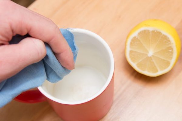 Utilisez du jus de citron pour nettoyer le plan de travail