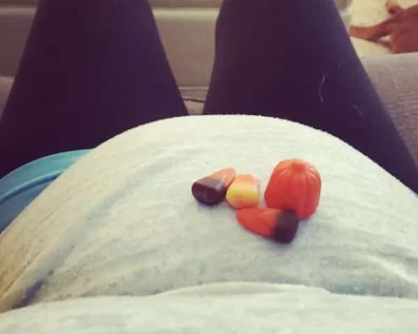 utiliser son ventre de femme enceinte comme une table