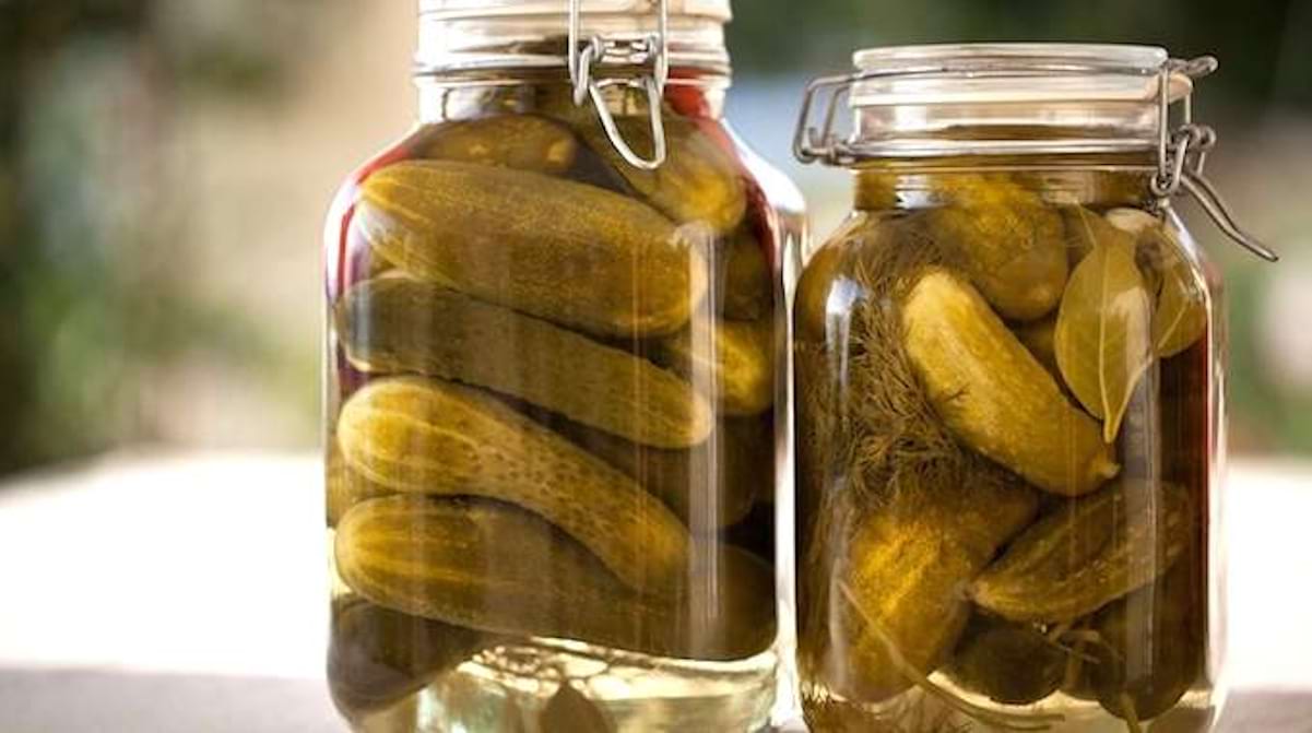 Ne Jetez Plus le Jus des Cornichons ! Voici 17 Façons Incroyables De Le