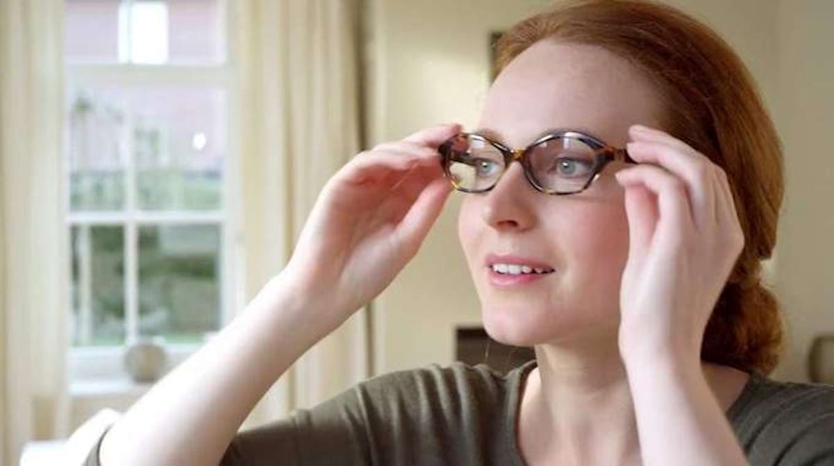 Voici La BONNE Façon de Nettoyer Vos Lunettes (SANS Laisser De Traces !).