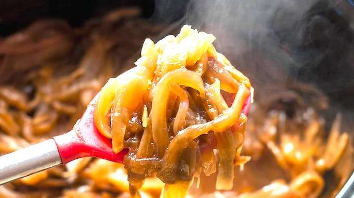 Comment Faire De Délicieux Oignons Caramélisés À LA MIJOTEUSE.