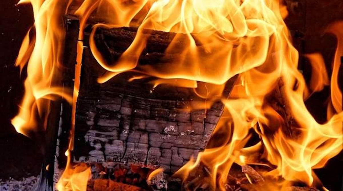 Comment Faire Un Bon Feu De Cheminée Raviver un Feu de Cheminée : L'Astuce d'un Vrai Scout.