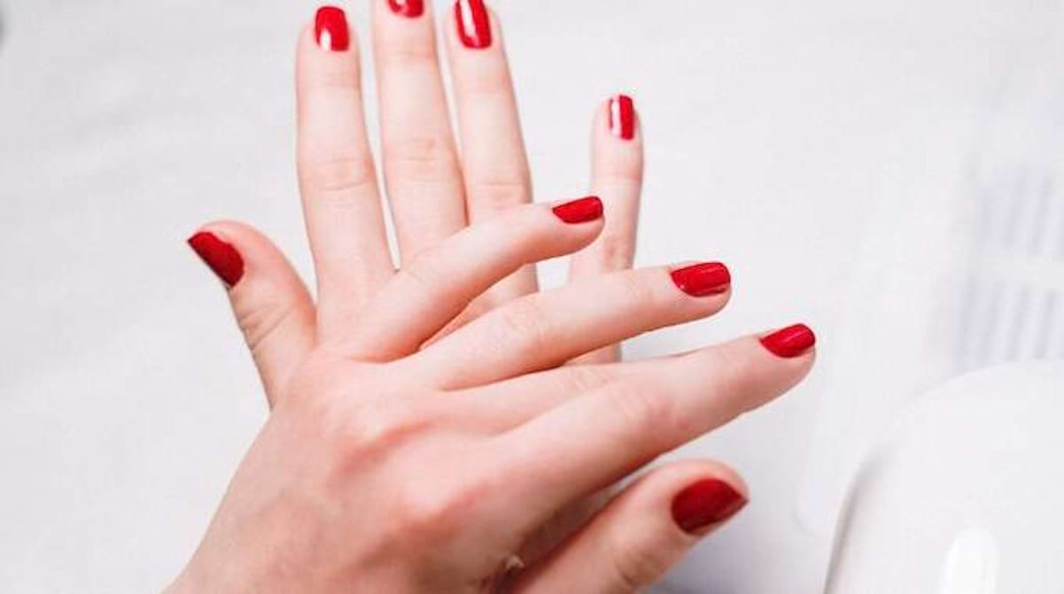 Ongles Cassants ? Mon Soin Naturel pour les Renforcer Sans les Abîmer.