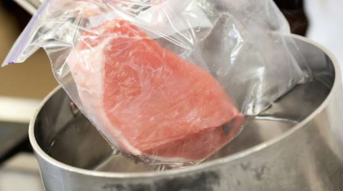 L'Astuce Pour Décongeler de la Viande Rapidement.