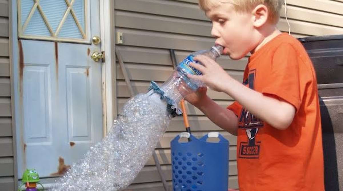 Super Facile à Faire Le Souffleur à Bulles Que les Enfants ADORENT