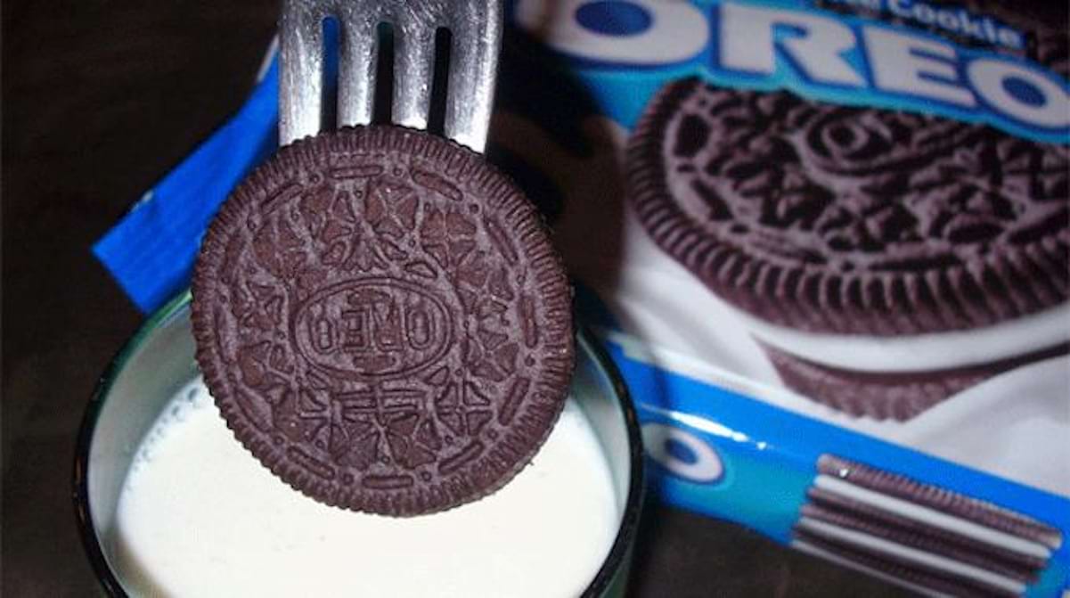 Comment Tremper des Oreos Dans du Lait SANS Se Salir les Doigts.