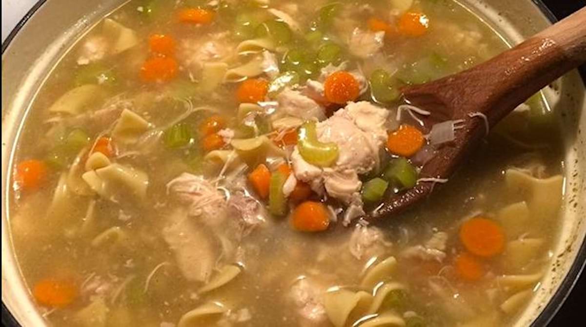 La Soupe de GrandMère au Poulet Un Remède PUISSANT Contre le Rhume.