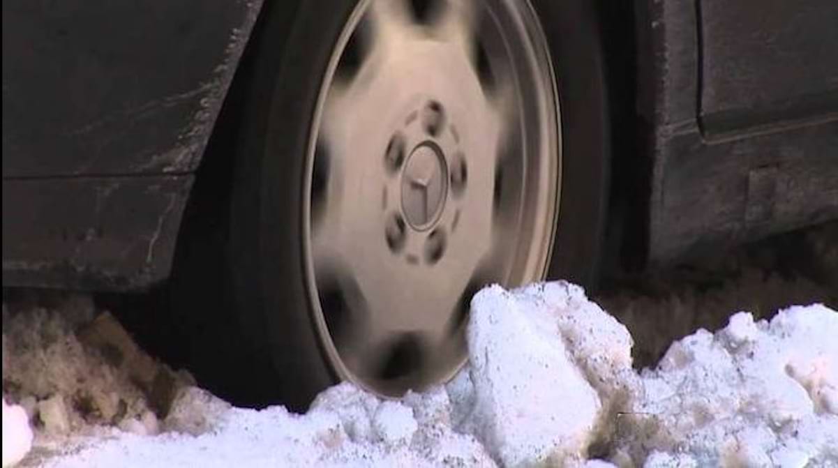 Comment Débloquer Instantanément une Voiture Qui Patine Dans la Neige.